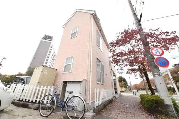 レオパレスプチベルク参番館の物件外観写真